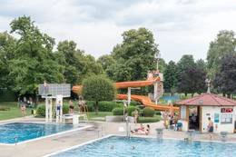 Sportbecken, Sprungbecken und Wasserrutsche im Energie Erlebnisbad Weiz