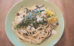Spaghetti mit Löwenzahnblüten